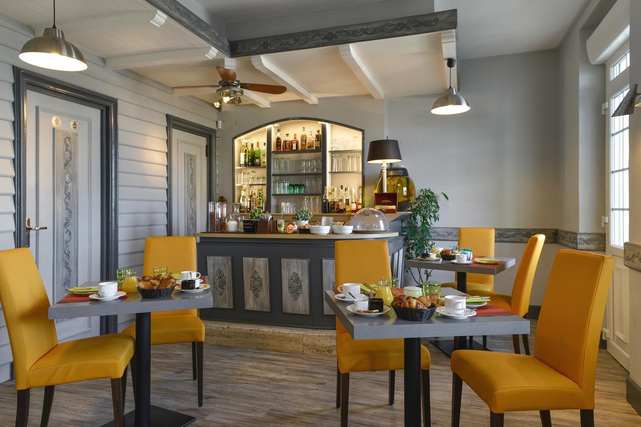 Logis Hotels Restaurant Le Dauphin Salbris Kültér fotó